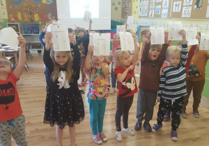 Dzieci pokazują jedno z wykonanych zadań projektowych.